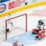 Kanadas Quinton Byfield gör mål mot Schweiz.