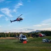 Helikoptrar som bekämpar en stor skogsbrand i Jokkmokk.