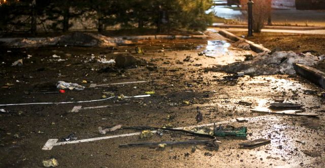 Resterna efter en bilbomb i proryskt territorium i östra Ukraina. Alexei Alexandrov / AP