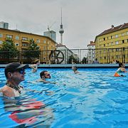 Människor badar i en pool i centrala Berlin under sommarens värmebölja.