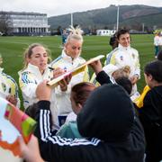 Jonna Andersson, Elin Rubensson, Stina Blackstenius  och Zecira Musovic skriver autografer.