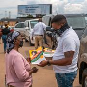 Flygblad om vaccinering delas ut i Sydafrika. 