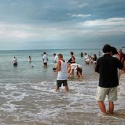 Människor sätter ljusbåtar i vattnet under den svenska minnesceremonin i Khao Lak, Thailand på ettårsdagen efter Tsunamikatastrofen i Sydostasien.