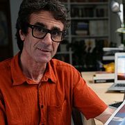 I juli 2024 fotograferades Joan Monfort tillsammans med en utskrift av den nu världsberömda bilden.