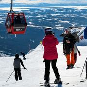 Arkivbild. Gondolliften på väg upp mot Åreskutan. Skidbackar och liftar i skidorten Åre, Jämtland (april 2017)