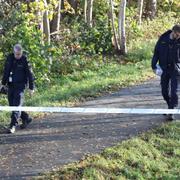 Polisens tekniker arbetar på platsen utanför en festlokal i Mölnlycke utanför Göteborg där en skottlossning inträffade på lördagskvällen.