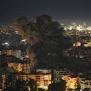 Rök över Beiruts södra förorter på torsdagskvällen.