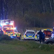 Polis och räddningstjänst på plats i Kungälv. Två personer har förts till sjukhus med oklara skador efter ett grovt våldsbrott, uppger polisen för TT.