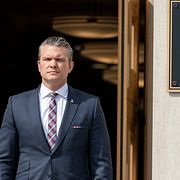 Pete Hegseth utanför försvarsdepartementet, som han vill döpa om till krigsdepartementet.