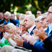 Moderater lyssnar på Ulf Kristersson tal i Almedalen. 