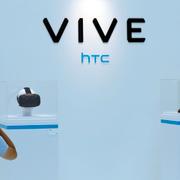 HTC:s VR-glasögon Vive visas upp.