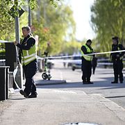 Polis på plats i Uppsala dagen efter trippelmordet.