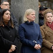 Nooshi Dadgostar (V), Magdalena Andersson (S) och Amanda Lind (MP)  under en antifascistisk manifestation 2024. Arkivbild.
