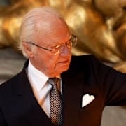 Kung Carl XVI Gustaf tänder ljus i Slottskyrkan på Kungliga slottet. 