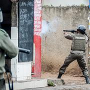 Polisen skjuter mot demonstranter i Moçambiques huvudstad Maputo under helgens protester. 