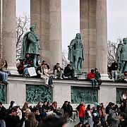 Demonstranter på Hjältarnas torg i Budapest på fredagen.