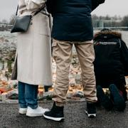 Sörjande människor vid minnesplatsen för offren på Risbergska skolan i Örebro. 