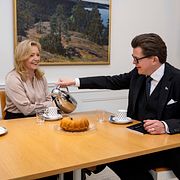Riksdagens talman Andreas Norlén träffar Centerpartiets partiledare Elisabeth Thand Ringqvist (C) för samtal när processen med att ta fram förslag till ny statsminister inleds.