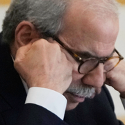 Nawaf Salam i presidentpalatset i Beirut, Libanon den 5 september 2025. En kvinna i ruinerna av sitt hus som förstörts i ett israeliskt luftanfall i Nabatieh, södra Libanon den 27 juni 2025. 