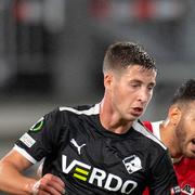 Lasse Berg Johansen, i svart, i kamp om bollen mot AZ Alkmaar spelare.