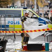 Ett brev med någon form av pulver har skickats till ett företag på Östermalm i Stockholm. Polis, räddningstjänst och ambulans har larmats till platsen.