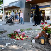 Blommor och ljus i Farsta centrum dagen efter skjutningarna där en person dog och tre skadades. En pojke i 15-årsåldern är död och tre personer är allvarligt skottskadade efter gårdagens skjutning i Farsta centrum, i södra Stockholm. Två män i 20-årsåldern sitter anhållna.
