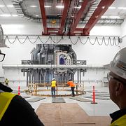 Arbetare på Commonwealth Fusion Systems  i USA 2023. Bolaget är en av de stora konkurrenterna till Proxima Fusion inom fusionskraft.