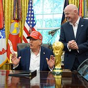 Donald Trump med Fifas generalsekreterare och VM-pokalen i Vita huset.