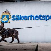 En hund går förbi Säkerhetspolisen, Säpo, på Bolstomtavägen i Solna.