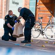 Polisens kriminaltekniker arbetar på brottsplatsen. 