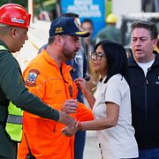 Interimspresident Delcy Rodríguez besöker områden som har drabbats av de kraftiga jordbävningarna.