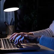 Arkivbild, en kvinna använder en dator.