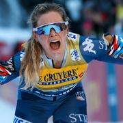 Jessie Diggins firar. 