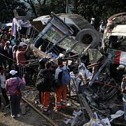 Människor samlas runt ett fordon som förstördes i dådet.