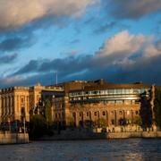  Regeringskansliet Rosenbad och Sveriges riksdag i kvällsljus. Illustrationsbild.