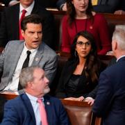 Republikanska vildarna Matt Gaetz och Lauren Boebert i diskussion med Kevin McCarthy.