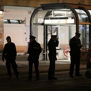 Poliser på den plats där knivskärningen inträffat.