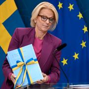 Finansminister Elisabeth Svantesson presenterar höstbudgeten under en pressträff på Rosenbad på måndagen. 