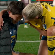 Jonna Andersson tröstar lagkamraten Maika Hamano efter matchen. 