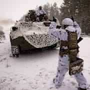 Ukrainska soldater, arkivbild från 18 februari.  Vadim Ghirda / AP