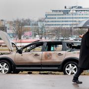 En utbränd civil polisbil i Linköpingstadsdelen Skäggetorp.