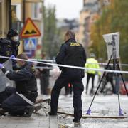 Polis arbetar på platsen på torsdagsmorgonen