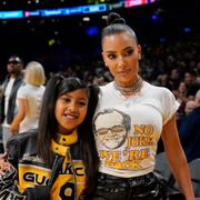 North West och Kim Kardashian på en basketmatch i maj 2023. 