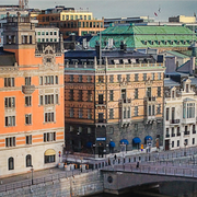 Adelswärdska huset mellan Rosenbad till vänster och Sagerska Palatset till höger.