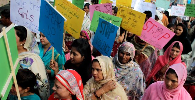 Arkivbild. Protester mot kvinnovåld i Lahore, Pakistan. K.M. Chaudary / TT / NTB Scanpix