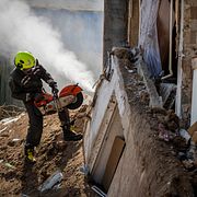 En ukrainsk räddningsarbetare efter en tidigare attack i Kyiv.