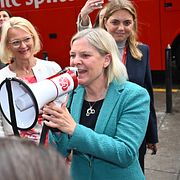 Tobias Baudin längst till vänster, tillsammans med bland andra partiledaren Magdalena Andersson. Arkivbild från juni 2024.