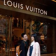 Arkivbild: Kinesiska turister utanför en Louis Vuitton-butik på Canton Road i Hongkong. 