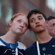 Fans till laget Columbus Blue Jackets hyllar lagets Johnny Gaudreau under en ceremoni utanför arenan i slutet på förra veckan. 