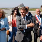 Macron med Rima Abdul Malak snett bakom sig.